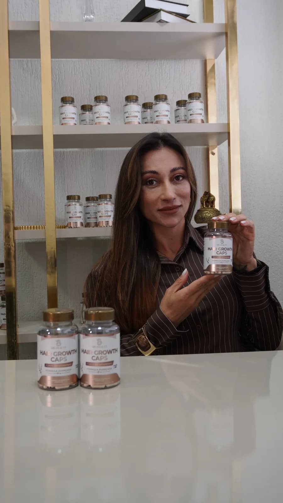 Embaixadora SIS Beauty apresentando o produto